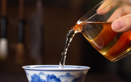 5 loại cốc không nên dùng để đựng nước nóng