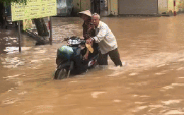 Clip cụ ông 70 tuổi đẩy xe chở vợ đi giữa dòng nước ngập tới gối ở Hà Nội: Hé lộ câu chuyện phía sau