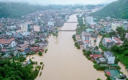 Bão Matmo di chuyển rất nhanh, đổ bộ khoảng cấp 10