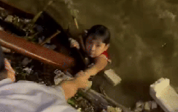 Khoảnh khắc sinh tử bé trai chới với giữa dòng nước lũ