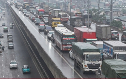 Hà Nội mịt mờ trong mưa lạnh, đường phố ùn tắc đến gần trưa