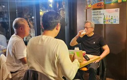 Đây là cách CEO công ty 5.000 tỷ USD bán hàng: Uống bia, ăn gà rán với Chủ tịch Samsung, Jensen Huang lập tức chốt xong đơn 50.000 GPU