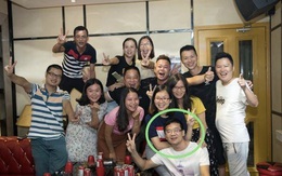 Đi họp lớp, người bạn giàu nhất phát cho mỗi người 1 phong bì: Về đến nhà tôi mở ra mà sững sờ với thứ bên trong