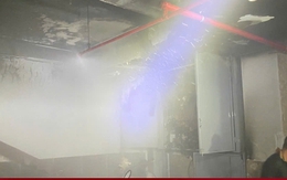 Cháy chung cư mini 8 tầng trong đêm, nhiều người lao lên tầng thượng thoát thân