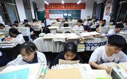 Học từ 6h sáng tới 11h đêm, tốt nghiệp rồi vẫn ám ảnh cảnh học tới vẹo cột sống, phụ huynh lẫn nhà trường làm đủ cách để dạy thêm: Cuộc đua thi cử căng như dây đàn tại siêu cường châu Á