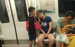 Nhìn bức ảnh cậu bé trên tàu điện ngầm, nhiều người “tiên tri”: Sau này con nhất định sẽ “giàu có”