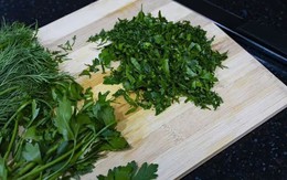 Đầu bếp nổi tiếng bậc nhất thế giới chỉ cách bảo quản rau thơm tươi suốt tuần - chỉ cần duy nhất 1 thứ