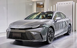 Toyota Camry giảm giá trăm triệu