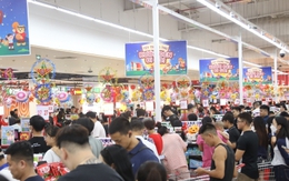 Người Hà Nội tấp nập mua thực phẩm trước khi bão Matmo đổ bộ