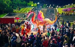 Hàng nghìn người xuống phố Đà Lạt xem linh thú khổng lồ