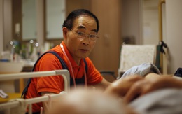 Nghỉ hưu sớm với 176 tỷ đồng, 6 tháng sau người đàn ông 48 tuổi đi làm phục vụ quán bar: Sai lầm vì “Tôi đã bỏ quên điều quan trọng nhất”