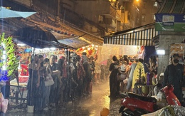 Ngay lúc này: Phố lồng đèn Lương Nhữ Học chật kín, trời bất ngờ đổ mưa vẫn vô cùng náo nhiệt