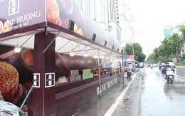 Bánh trung thu ngày Rằm vắng khách, người bán than 'chưa năm nào ế như vậy'