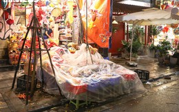 Phố Hàng Mã ảm đạm, tiểu thương vội vã bê đồ tránh mưa đêm Trung thu