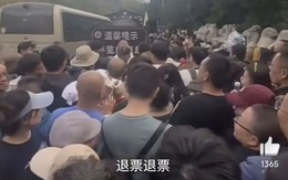 Cảnh tượng "không thở được" ghi nhận tại hàng loạt địa điểm nổi tiếng nhất Trung Quốc những ngày này