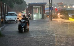 Mưa suốt đêm, nhiều trường ở Hà Nội cho học sinh nghỉ sáng nay