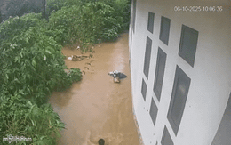 Bị lũ cuốn trôi, cô gái ở Mộc Châu vẫn quyết giữ khư khư một thứ trên tay khiến dân mạng tranh cãi kịch liệt