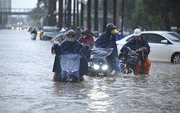 Hà Nội sáng 7/10: Hà Nội lại ngập kinh hoàng sau trận mưa dữ dội suốt đêm, người dân bàng hoàng