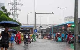 Mưa vượt công suất thoát nước, hồ Hoàn Kiếm nước dâng gần ngưỡng 8m