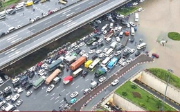 Hà Nội mưa lớn, Đại lộ Thăng Long ngập gần nửa mét, giao thông tê liệt kéo dài