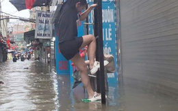 VIDEO: Trong nhà ngập sâu, người dân Phú Đô phải đu thang thoát ra ngoài