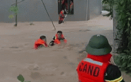 Gia đình 5 người gặp nguy hiểm trong dòng nước lũ, công an Bắc Ninh nhận tin báo khẩn cấp