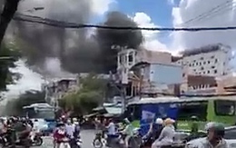 Khói ngùn ngụt bốc ra từ kho hàng chứa đồ nhựa ở TP HCM