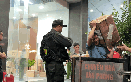 VIDEO: Công an đưa hàng chục thùng carton khỏi toà nhà có trụ sở công ty của Shark Bình