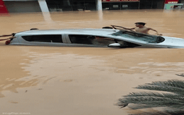 Ô tô bị dòng nước lũ cuốn, tài xế hoảng loạn không thể thoát ra ngoài: Clip giải cứu căng thẳng