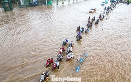Xe máy ‘rẽ sóng’ giữa phố, tìm đường lên cao tốc tránh ngập tại Hà Nội