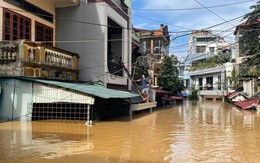 Lũ lịch sử 60 năm ở Thái Nguyên, dân bắc thang lên tầng 2 chạy lụt