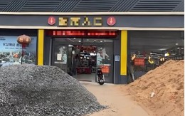 Thấy siêu thị đông khách, chủ mặt bằng tăng giá tiền thuê từ 629 triệu lên 1,6 tỷ đồng/năm, bị từ chối thì đổ đá, cát chặn trước cửa: “Không đồng ý tôi lại đổ thêm”