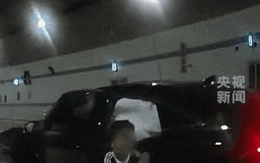 Cậu bé quỳ bên ô tô, xin người đi đường giúp đỡ, netizen biết chuyện đều khen: Em được nuôi dạy tốt quá