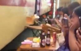 Công an xác minh clip tàu hỏa húc văng bàn ghế ở phố cà phê đường tàu Hà Nội