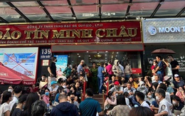 VIDEO: Người dân chen chúc xếp hàng chờ mua vàng khi giá vượt 142 triệu đồng/lượng