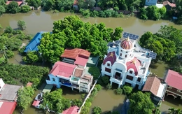 Biệt thự chìm trong biển nước, làng Quả Cảm thành ‘ốc đảo’ giữa Bắc Ninh