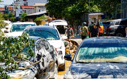 Ô tô nằm la liệt giữa bùn lũ ở Thái Nguyên