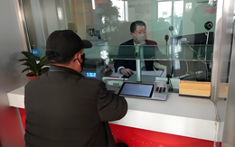 Người đàn ông mang hết 18,5 tỷ đồng tiền đền bù đất đi mua bảo hiểm, 5 năm sau đến rút thì được thông báo: “Đến lúc ông 100 tuổi hãy quay lại”