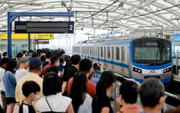 Metro số 1 dừng bán vé giấy, cho mang xe đạp gấp lên tàu