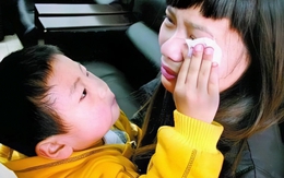 Con trai thường xuyên ú ớ, khóc thét giữa đêm, mẹ sinh nghi liền đến trường xem camera: Những gì nhìn thấy khiến chị chết lặng