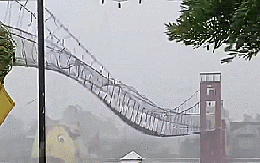 VIDEO: Cầu rung lắc dữ dội trong siêu bão Fung-wong ở Philippines