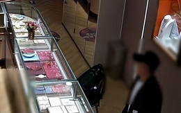 Cậu bé mang 5 chỉ vàng đi bán, chủ tiệm chỉ trả gần 700.000 đồng, cha mẹ biết chuyện lại cảm ơn rối rít