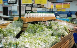 Hàng thiết yếu đua nhau tăng giá, người dân cắn răng chi tiêu