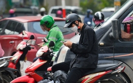 Dùng điện thoại di động khi dừng đèn đỏ có bị xử phạt?