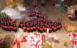 Đột kích một nhà máy, công an triệt phá đường dây sản xuất nước ngọt giả quy mô lớn, tịch thu 25.000 lít hóa chất cùng hàng loạt chai lọ, máy trộn công nghiệp