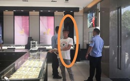 Cậu bé bán 413 cây vàng của nhà lấy 21 tỷ, bo người môi giới 770 triệu, mẹ kiện ra tòa đòi lại - người này đáp: "Đây là khoản tiền hợp pháp"