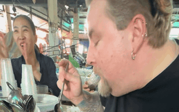 Khách Tây trầm trồ khi ăn món bình dân chỉ vài nghìn trong chợ Việt, nhận xét: "Nó thật sự ở cái tầm!"