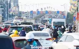Hà Nội: Ùn tắc kéo dài tại các lối lên Cầu Vĩnh Tuy giờ cao điểm sáng