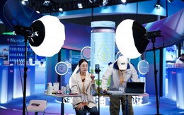 Thất nghiệp, giới trẻ Trung Quốc rải CV săn việc tại nơi không ngờ tới, vừa có thêm thu nhập, vừa mở rộng quan hệ