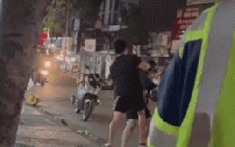 4 người lao vào ẩu đả giữa phố, từ lòng đường lên vỉa hè khiến giao thông hỗn loạn: Đã rõ nguyên nhân